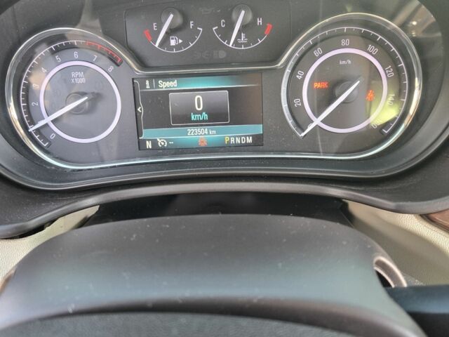 Белый Бьюик Регал, объемом двигателя 2 л и пробегом 223 тыс. км за 9000 $, фото 1 на Automoto.ua