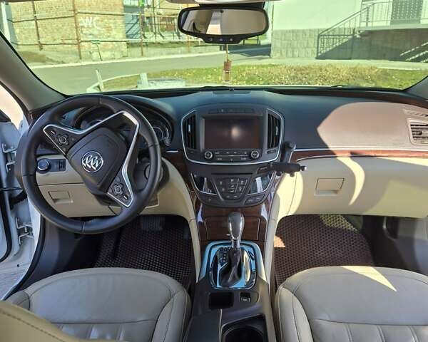 Білий Бьюік Regal, об'ємом двигуна 2 л та пробігом 223 тис. км за 9000 $, фото 9 на Automoto.ua