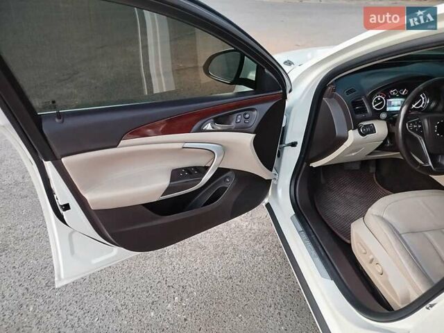 Белый Бьюик Регал, объемом двигателя 2 л и пробегом 106 тыс. км за 12000 $, фото 25 на Automoto.ua