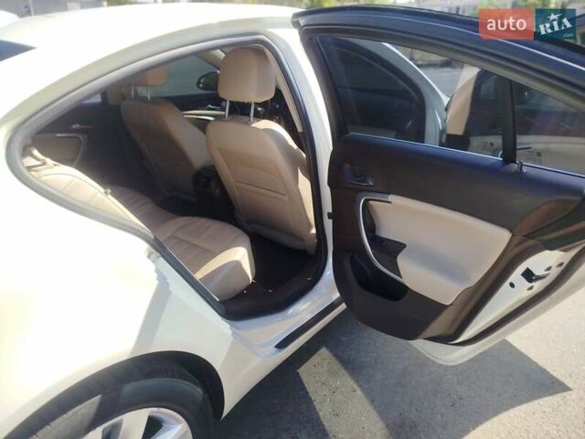 Білий Бьюік Regal, об'ємом двигуна 2 л та пробігом 109 тис. км за 11000 $, фото 13 на Automoto.ua