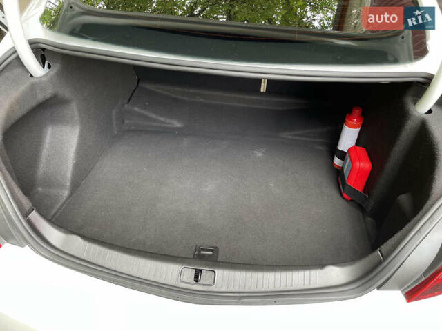 Белый Бьюик Регал, объемом двигателя 2 л и пробегом 136 тыс. км за 11000 $, фото 18 на Automoto.ua