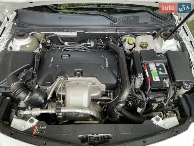 Белый Бьюик Регал, объемом двигателя 2 л и пробегом 136 тыс. км за 11000 $, фото 2 на Automoto.ua