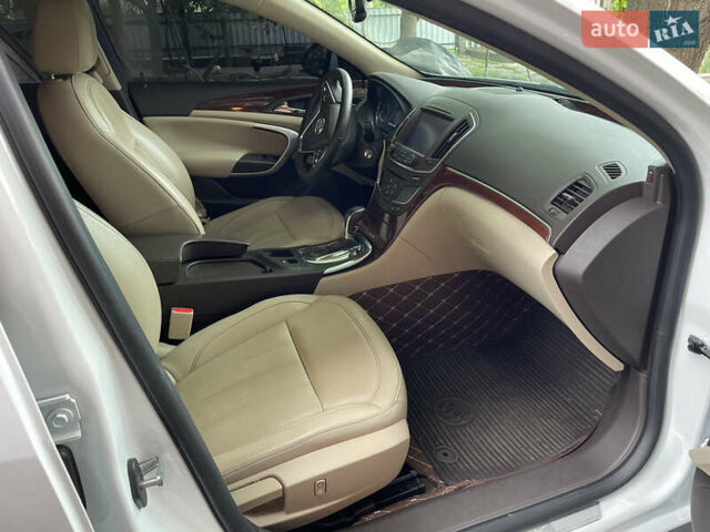 Белый Бьюик Регал, объемом двигателя 2 л и пробегом 136 тыс. км за 11000 $, фото 3 на Automoto.ua