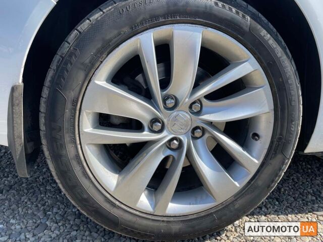 Белый Бьюик Регал, объемом двигателя 2 л и пробегом 134 тыс. км за 10999 $, фото 7 на Automoto.ua