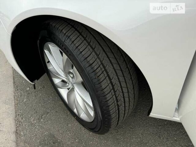 Белый Бьюик Регал, объемом двигателя 2 л и пробегом 66 тыс. км за 2000 $, фото 10 на Automoto.ua