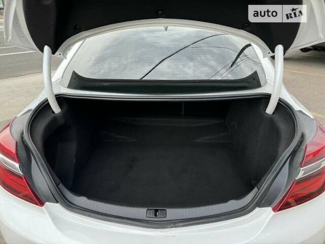 Белый Бьюик Регал, объемом двигателя 2 л и пробегом 66 тыс. км за 2000 $, фото 11 на Automoto.ua