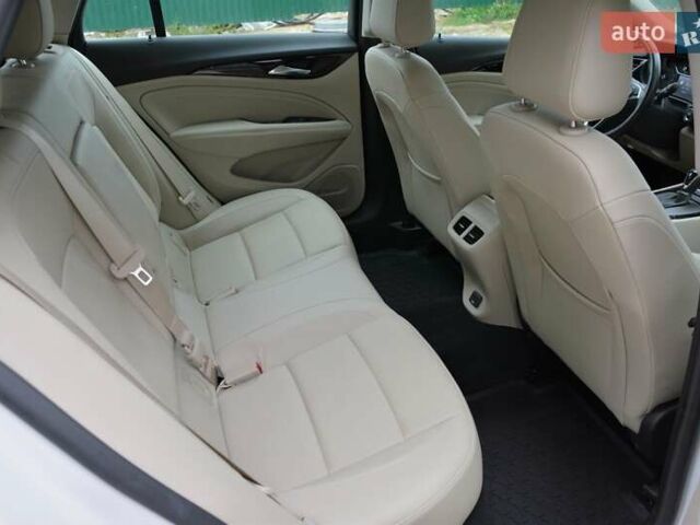 Белый Бьюик Регал, объемом двигателя 2 л и пробегом 142 тыс. км за 15999 $, фото 43 на Automoto.ua