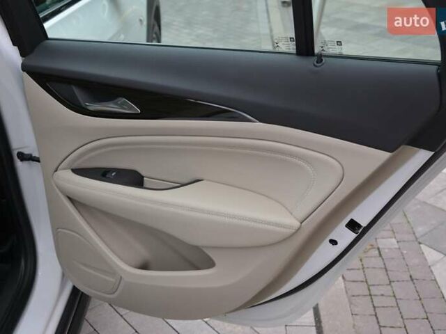 Белый Бьюик Регал, объемом двигателя 2 л и пробегом 142 тыс. км за 16999 $, фото 42 на Automoto.ua