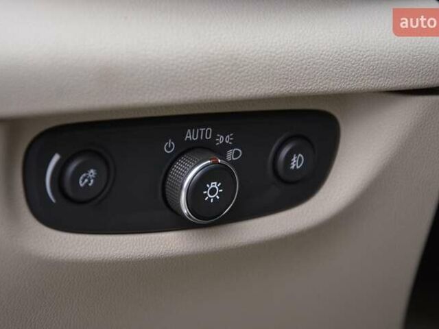 Белый Бьюик Регал, объемом двигателя 2 л и пробегом 142 тыс. км за 16999 $, фото 17 на Automoto.ua