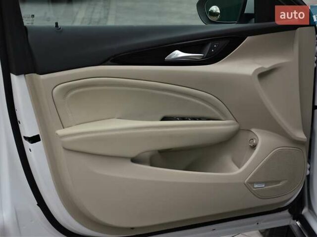 Белый Бьюик Регал, объемом двигателя 2 л и пробегом 142 тыс. км за 16999 $, фото 13 на Automoto.ua