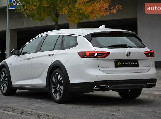 Белый Бьюик Регал, объемом двигателя 2 л и пробегом 142 тыс. км за 16999 $, фото 6 на Automoto.ua