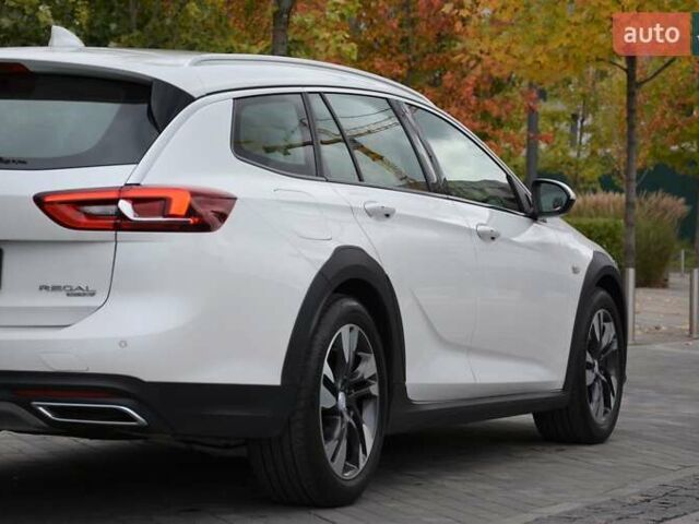 Белый Бьюик Регал, объемом двигателя 2 л и пробегом 142 тыс. км за 16999 $, фото 10 на Automoto.ua