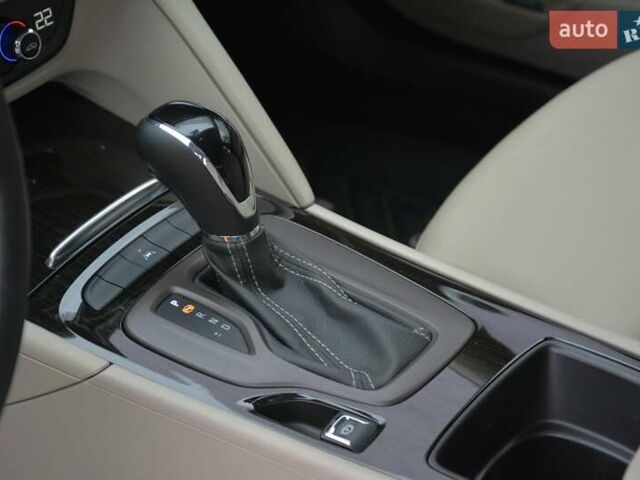 Белый Бьюик Регал, объемом двигателя 2 л и пробегом 142 тыс. км за 16999 $, фото 36 на Automoto.ua