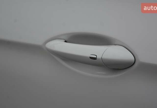 Белый Бьюик Регал, объемом двигателя 2 л и пробегом 142 тыс. км за 16999 $, фото 12 на Automoto.ua