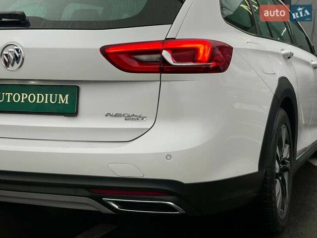 Белый Бьюик Регал, объемом двигателя 2 л и пробегом 142 тыс. км за 15999 $, фото 3 на Automoto.ua