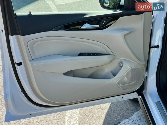 Білий Бьюік Regal, об'ємом двигуна 2 л та пробігом 141 тис. км за 16000 $, фото 29 на Automoto.ua