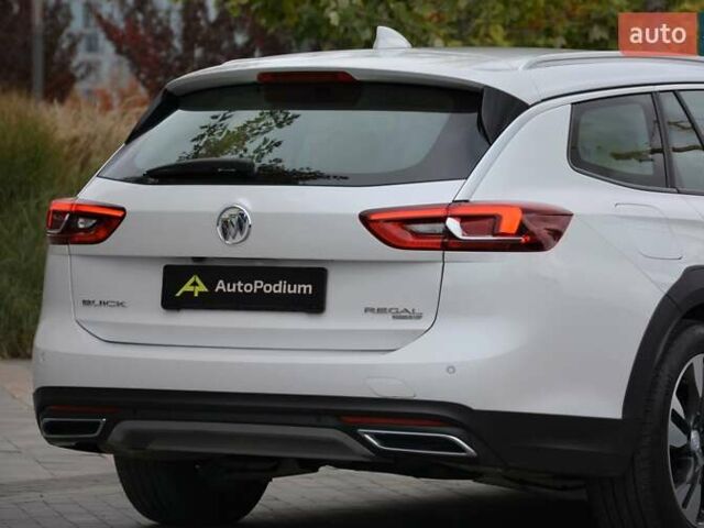 Белый Бьюик Регал, объемом двигателя 2 л и пробегом 142 тыс. км за 16999 $, фото 9 на Automoto.ua