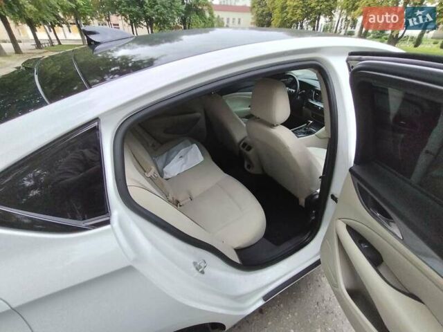 Белый Бьюик Регал, объемом двигателя 2 л и пробегом 181 тыс. км за 14000 $, фото 1 на Automoto.ua