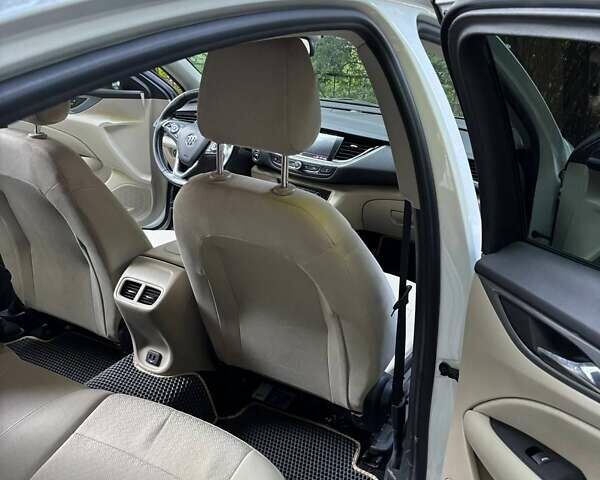 Белый Бьюик Регал, объемом двигателя 2 л и пробегом 145 тыс. км за 14400 $, фото 13 на Automoto.ua