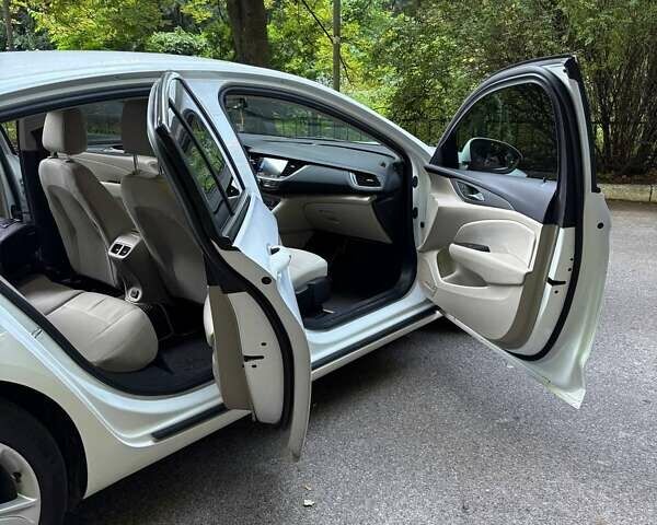 Белый Бьюик Регал, объемом двигателя 2 л и пробегом 145 тыс. км за 14400 $, фото 18 на Automoto.ua