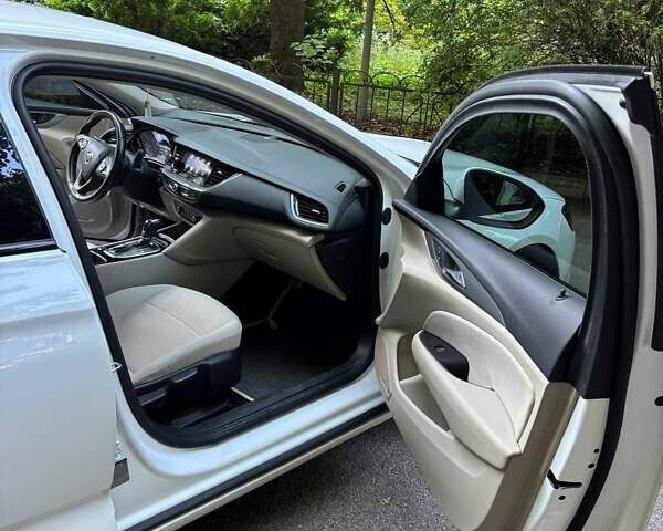 Белый Бьюик Регал, объемом двигателя 2 л и пробегом 145 тыс. км за 14400 $, фото 5 на Automoto.ua