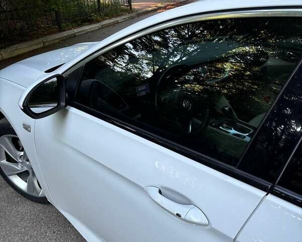 Белый Бьюик Регал, объемом двигателя 2 л и пробегом 145 тыс. км за 14400 $, фото 3 на Automoto.ua