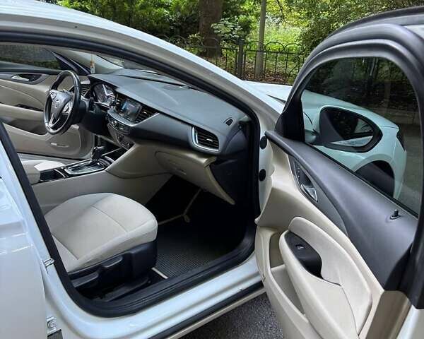 Белый Бьюик Регал, объемом двигателя 2 л и пробегом 145 тыс. км за 14400 $, фото 8 на Automoto.ua