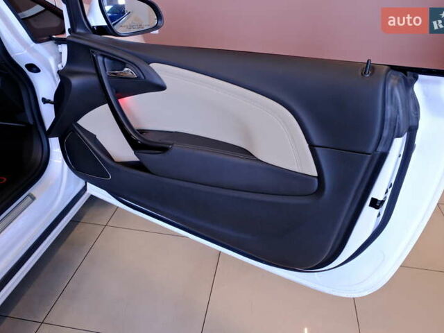 Белый Бьюик Cascada, объемом двигателя 1.6 л и пробегом 27 тыс. км за 13500 $, фото 42 на Automoto.ua