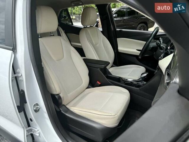 Білий Бьюік Encore GX, об'ємом двигуна 1.3 л та пробігом 143 тис. км за 14400 $, фото 12 на Automoto.ua