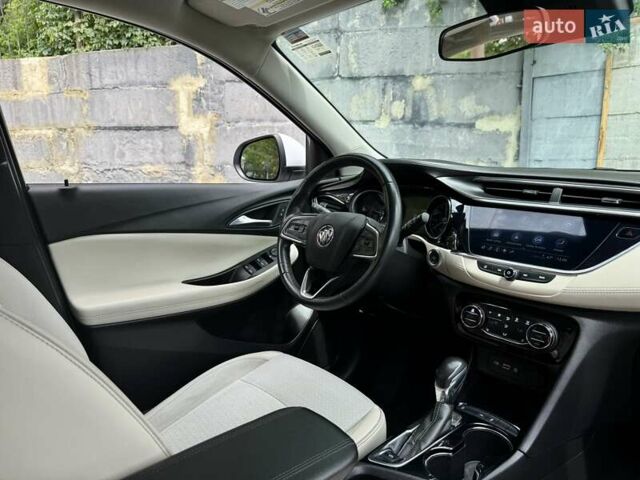 Білий Бьюік Encore GX, об'ємом двигуна 1.3 л та пробігом 143 тис. км за 14400 $, фото 13 на Automoto.ua