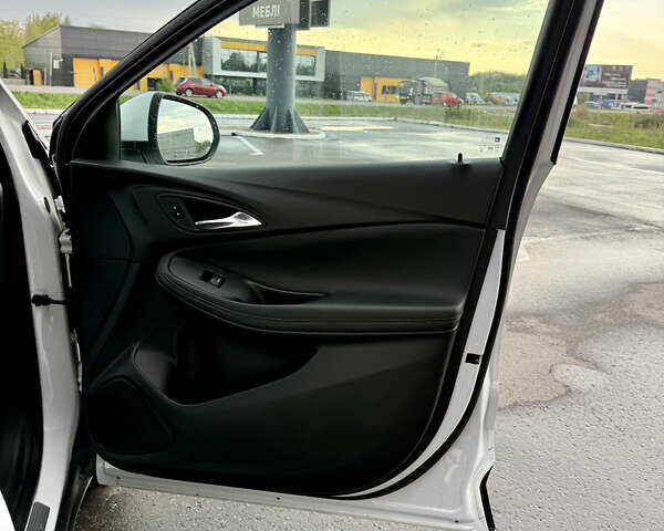 Белый Бьюик Encore GX, объемом двигателя 1.34 л и пробегом 68 тыс. км за 16900 $, фото 22 на Automoto.ua