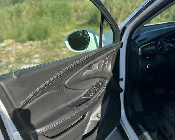Білий Бьюік Envision, об'ємом двигуна 2.46 л та пробігом 175 тис. км за 15000 $, фото 6 на Automoto.ua