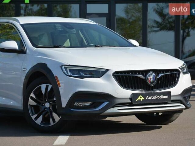 Белый Бьюик Regal TourX, объемом двигателя 2 л и пробегом 142 тыс. км за 17999 $, фото 1 на Automoto.ua