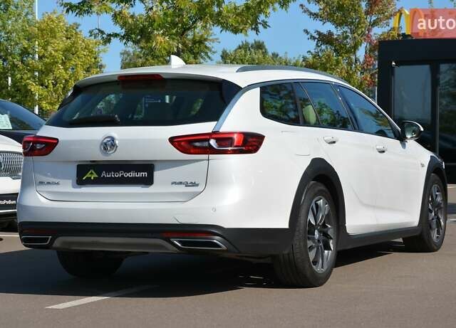 Белый Бьюик Regal TourX, объемом двигателя 2 л и пробегом 142 тыс. км за 17999 $, фото 13 на Automoto.ua