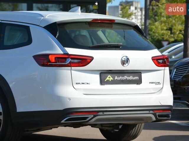 Белый Бьюик Regal TourX, объемом двигателя 2 л и пробегом 142 тыс. км за 17999 $, фото 9 на Automoto.ua