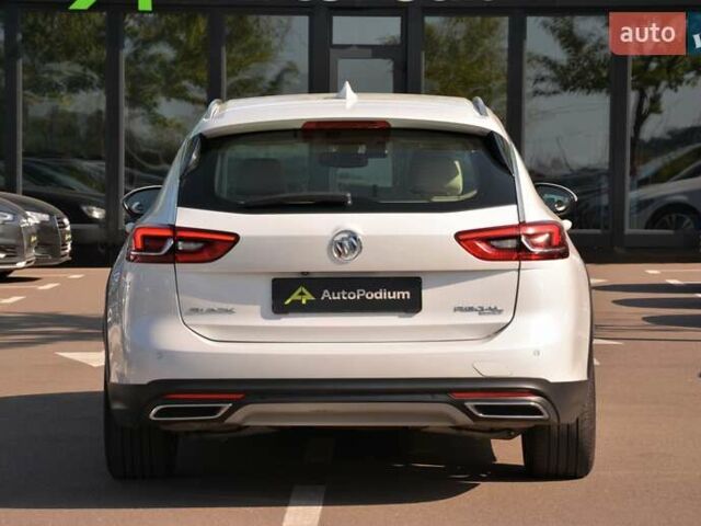 Белый Бьюик Regal TourX, объемом двигателя 2 л и пробегом 142 тыс. км за 17999 $, фото 11 на Automoto.ua