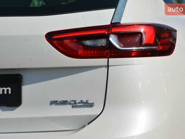 Белый Бьюик Regal TourX, объемом двигателя 2 л и пробегом 142 тыс. км за 17999 $, фото 12 на Automoto.ua