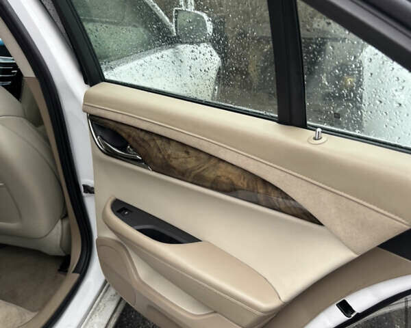 Белый Кадиллак АТС, объемом двигателя 2 л и пробегом 235 тыс. км за 10500 $, фото 4 на Automoto.ua