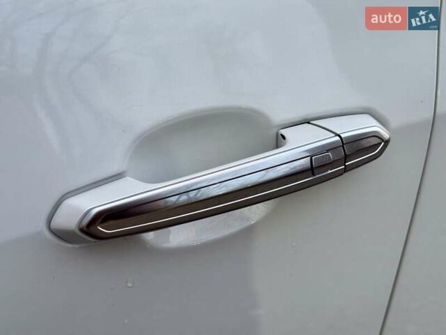 Белый Кадиллак АТС, объемом двигателя 2 л и пробегом 151 тыс. км за 11000 $, фото 7 на Automoto.ua