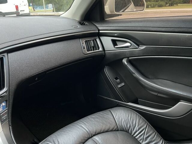 Білий Каділак CTS, об'ємом двигуна 3 л та пробігом 186 тис. км за 7791 $, фото 15 на Automoto.ua