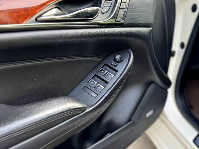 Белый Кадиллак СТС, объемом двигателя 2 л и пробегом 240 тыс. км за 13500 $, фото 3 на Automoto.ua