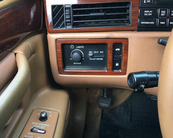 Белый Кадиллак ДеВиль, объемом двигателя 4.6 л и пробегом 176 тыс. км за 14500 $, фото 35 на Automoto.ua