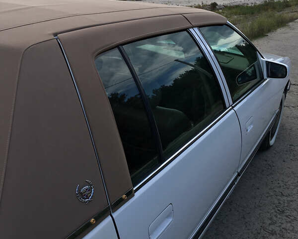 Белый Кадиллак ДеВиль, объемом двигателя 4.6 л и пробегом 176 тыс. км за 14500 $, фото 13 на Automoto.ua