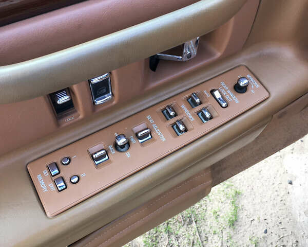 Белый Кадиллак ДеВиль, объемом двигателя 4.6 л и пробегом 176 тыс. км за 14500 $, фото 38 на Automoto.ua