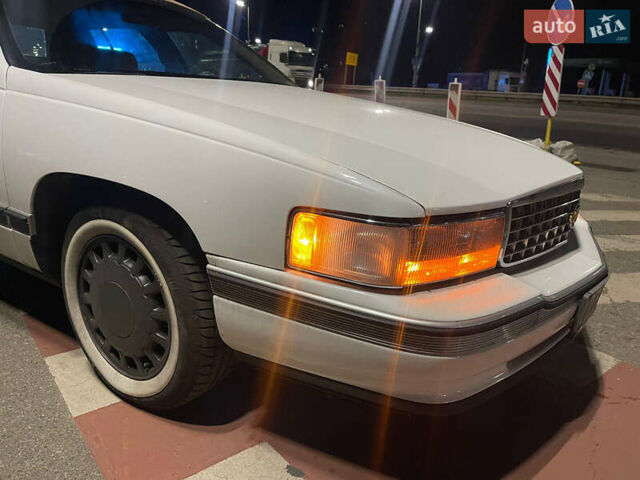 Белый Кадиллак ДеВиль, объемом двигателя 4.6 л и пробегом 176 тыс. км за 14500 $, фото 18 на Automoto.ua