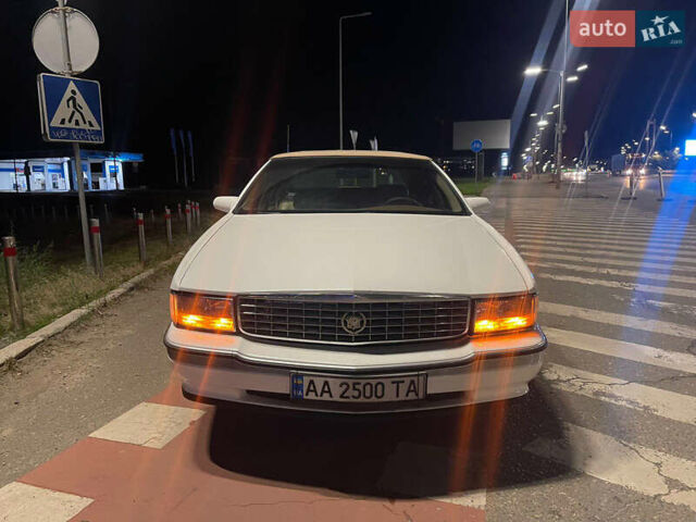 Белый Кадиллак ДеВиль, объемом двигателя 4.6 л и пробегом 176 тыс. км за 14500 $, фото 17 на Automoto.ua