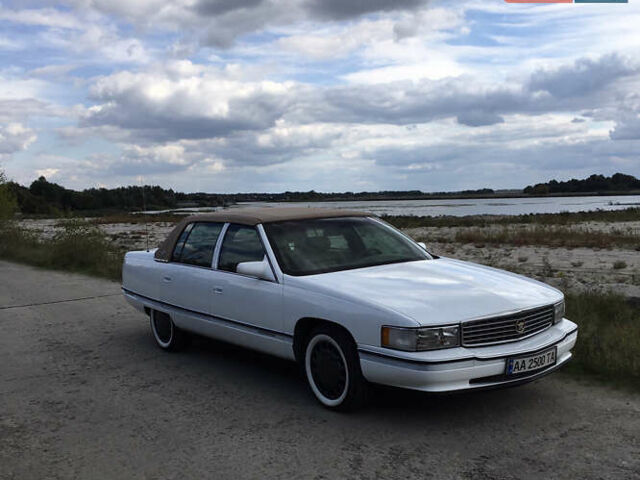 Белый Кадиллак ДеВиль, объемом двигателя 4.6 л и пробегом 176 тыс. км за 14500 $, фото 1 на Automoto.ua
