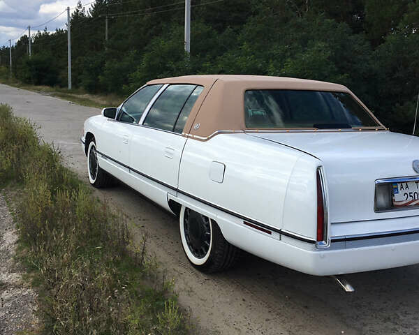 Белый Кадиллак ДеВиль, объемом двигателя 4.6 л и пробегом 176 тыс. км за 14500 $, фото 11 на Automoto.ua