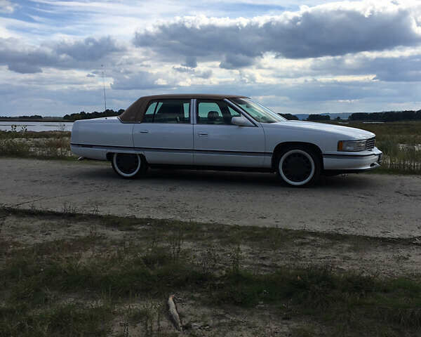 Белый Кадиллак ДеВиль, объемом двигателя 4.6 л и пробегом 176 тыс. км за 14500 $, фото 5 на Automoto.ua