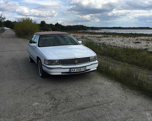 Белый Кадиллак ДеВиль, объемом двигателя 4.6 л и пробегом 176 тыс. км за 14500 $, фото 3 на Automoto.ua